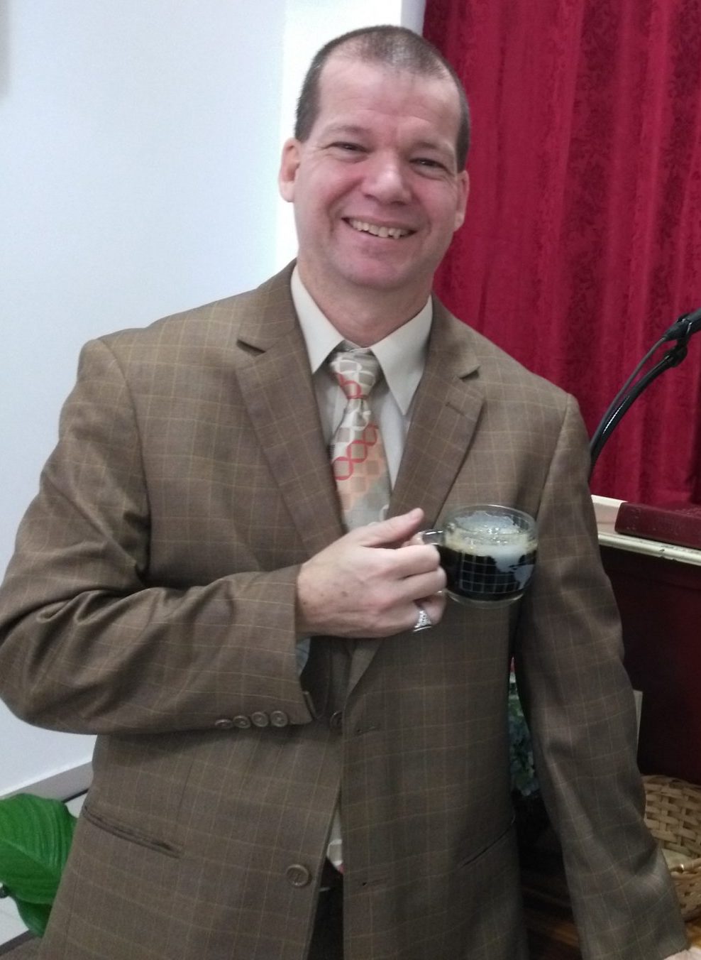 Pastor Bryan em um momento de comunhão no culto de oração